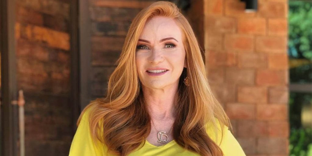 mulher solteira feliz e bem resolvida